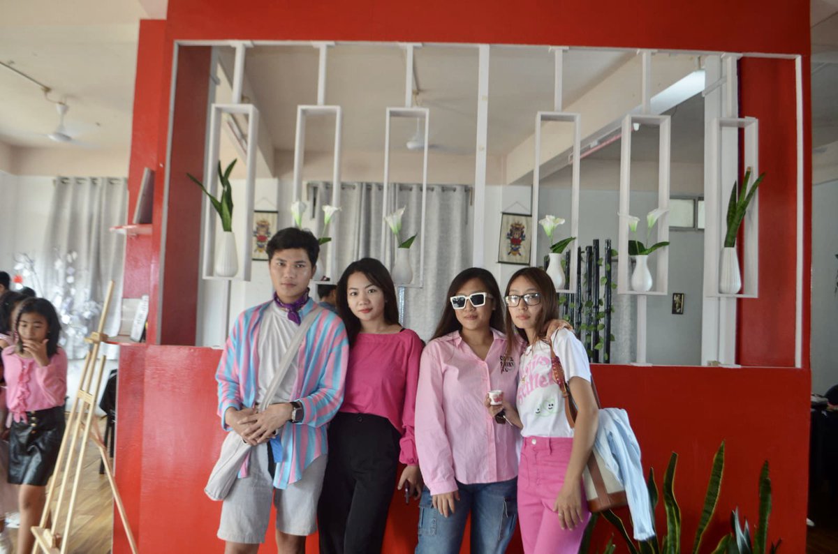 Duss_Fanai's tweet photo. It's trends🤪 Ken with his Barbies🩷🩵 #Barbie #ken #kenough https://t.co/Uo9GWecBFo