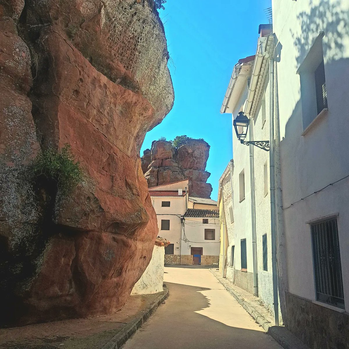 edsala62's tweet photo. Encara hi ha llocs bonics on pots caminar mig matí sense creuar-te amb ningú.
I t'adones que ens hem acostumat a viure amuntegats, i a moure'ns formant part d'una multitud.
Potser massa.
Viure així, no pot ser bo.
Molt bon diumenge!
#VaDeVida #Chequilla #Guadalajara https://t.co/y3eYbD0iDV