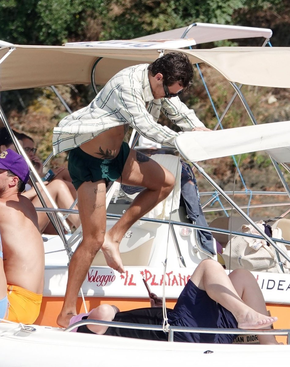 LHHQMedia_'s tweet photo. 📸| Harry en un bote por Italia 🇮🇹 https://t.co/kkLGIzw3Ti