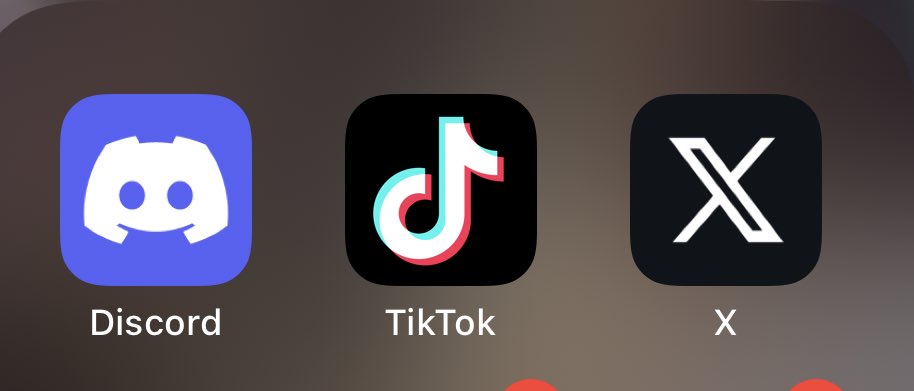 OnlyAP0TAT0's tweet photo. Dude who tf changed the logo, like wtf is “X?!” I was so confused to what tf app “X” is just to find out it’s twitter 😭 I know my alphabets dude, change it back to Twitter I look away for one second and this happens https://t.co/qmvVb3I46y