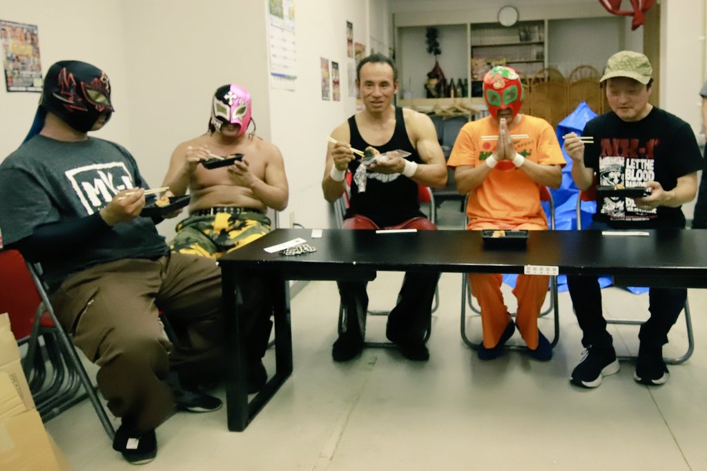 kakkontou55's tweet photo. 2023.7/29 いちごパーク2  
大会終了後、激辛YouTuberである推しマッチョ・マイケルズさ��用にジョロキアやらキャロライナリーパーやらが使われた🍙がお店の方から用意されていて、皆で試食会。

🍊は落ち着いて食べよ？( ˙ε . ) https://t.co/66hPJxwLfV