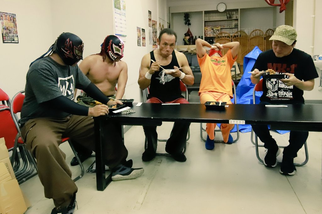 kakkontou55's tweet photo. 2023.7/29 いちごパーク2  
大会終了後、激辛YouTuberである推しマッチョ・マイケルズさ��用にジョロキアやらキャロライナリーパーやらが使われた🍙がお店の方から用意されていて、皆で試食会。

🍊は落ち着いて食べよ？( ˙ε . ) https://t.co/66hPJxwLfV