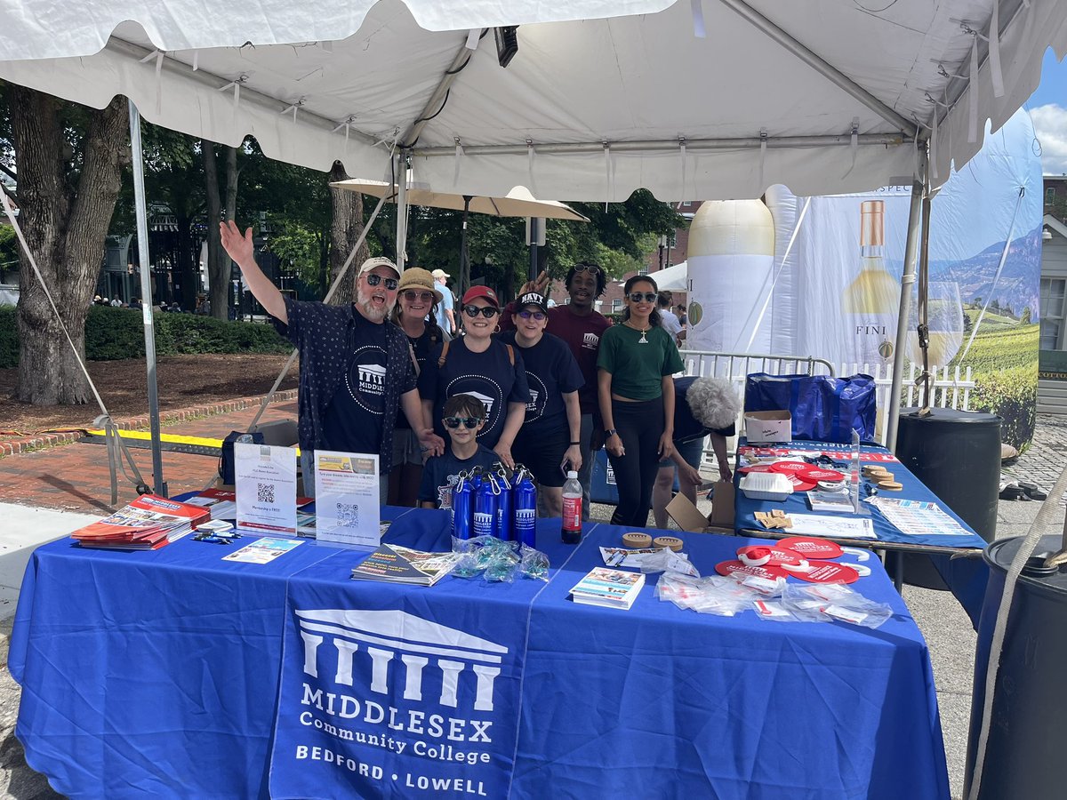 patrickecook's tweet photo. Team MCC has dried off from yesterday and is ready for Day 3 of the @LowellFolkFest - stop by our @middlesex_cc @MiddlesexAlumni booth at Boardinghouse Park, get some MCC swag and say hi! #LowellFolkFestival https://t.co/IhblNWVqGF