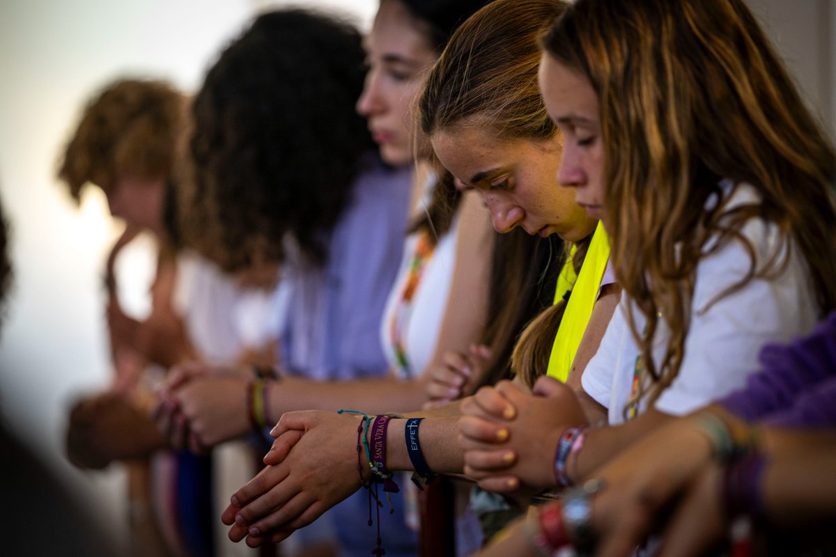 jmj_es's tweet photo. ¡Listos para la JMJ! Miles de jóvenes peregrinos 🎒 participaron en las Misas de Envío y Clausura de los Días en las Diócesis.

"Queridos jóvenes, sean 'influenciadores', 'soñadores' y 'constructores de un mundo nuevo'", dijo Mons. Manuel Linda en Oporto. https://t.co/rbJzCdlKGK