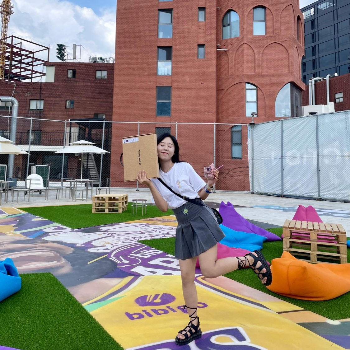 0xotashi's tweet photo. 요즘 제일 핫한 성수에서 진행된 #HELLONFT2023 에 다녀왔습니다🍑 멋진 공간과 유익한 패널 세션 뿐만 아니라,  @BoredNHungryKR 의 맛있는 버거와 @_NFTtown_ 의 수제맥주, @_hidemeplease 꾸덕꾸덕바와 @mrawake 커피까지 맛있게 먹고갑니다😋(먹는얘기만함)+래플머신에서 PBG 판화도 받았당💖 https://t.co/PhfobAmDGd