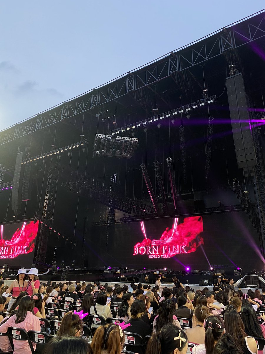 ahngony's tweet photo. What’s a treat to have such a view 😭
#BLACKPINKinVIETNAM https://t.co/IiFt1QTg70