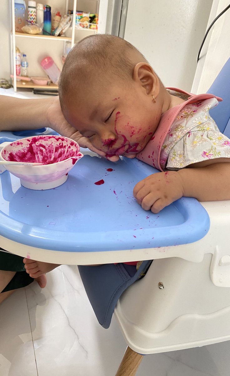 kasqiyaa's tweet photo. Sempet heran dan gemes klo liat video bayi orang yang lagi disuapin makan trs sampe ketiduran..
Eh kejadian di kila dong wkwk lucu bgt lagi ketidurannya😂🙏🏼
Tangan auto sigap nadah kepalanya🤏🏼🤏🏼 https://t.co/ho8Gv9cFd1