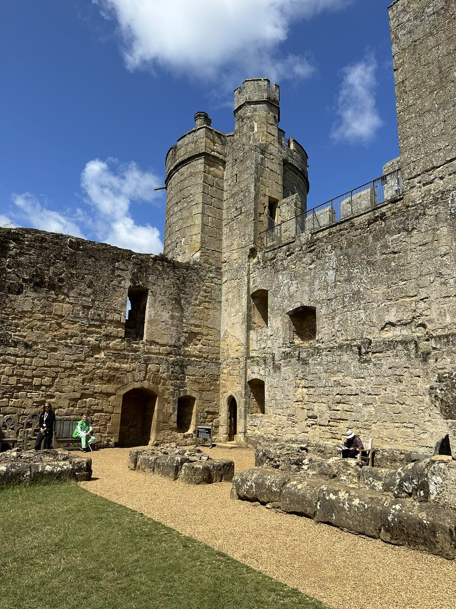 alexege's tweet photo. Great weekend away in Bodiam. Lovely riverside walk to @BodiamCastleNT with friendly and informative staff. https://t.co/FkYrb3OEJq