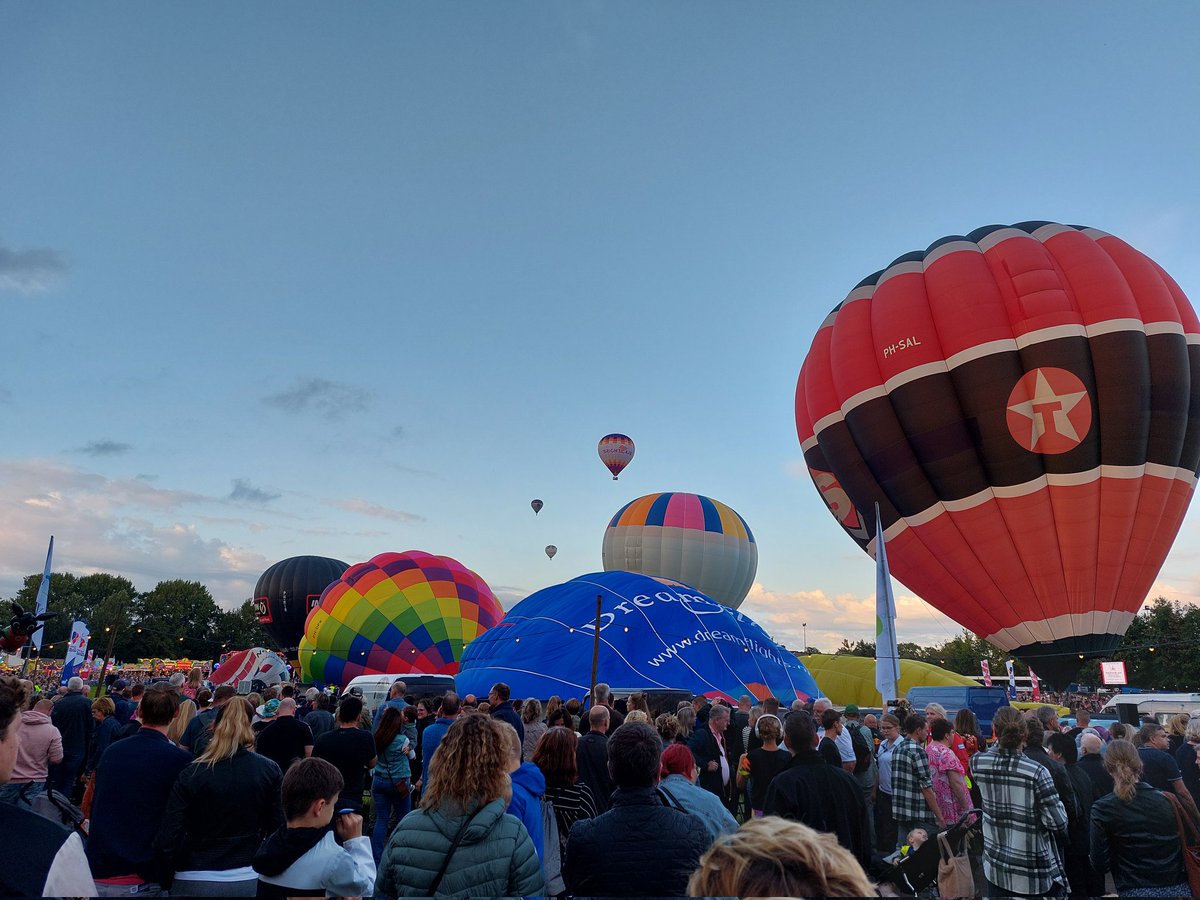 In verband met de slechte weersomstandigheden gaan er vanavond helaas geen ballonnen de lucht in. #frieseballonfeesten