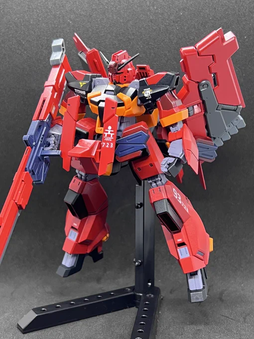水星が終わって初めて組んだガンプラ1号君。 バーザムAOZとヘイズルのミキシング。  軽い気持ちで組むつもりがあれやこれやと考え過ぎて一週間近くかかってしまった…(途中、マイトガイン組んでたけれども)  #ガンプラ