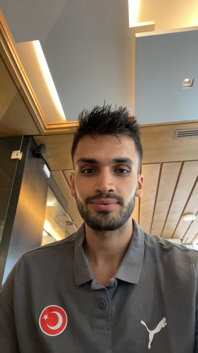 Bir kullanıcı: "Yine gitmemişsin Milli Takım'a." 

Ömer Faruk Yurtseven: "Sence şu anda bu tweeti nereden atıyorum :)"