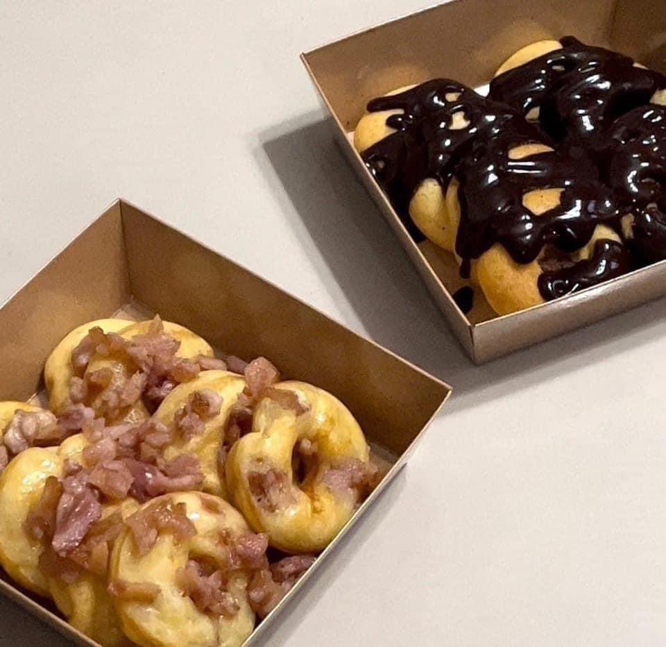 DWAUGHNBELLE's tweet photo. hello mga atih ko !! avail tom yung mini donuts namin baka want niyo (umorder na kayo) hehehehe sarap promise 

- Classic Choco
- Maple Bacon
- Banana biscoff 

thank you!! 🤍 https://t.co/JhtG4BwKlg