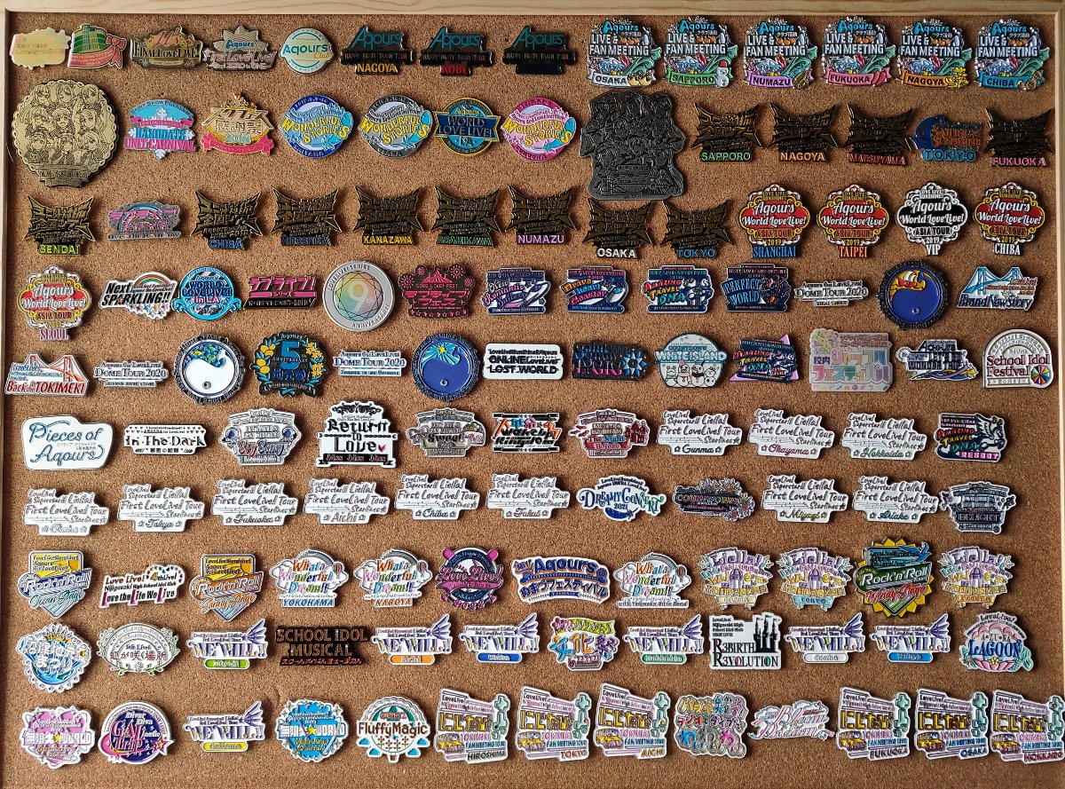 gomyo's tweet image. ラブライブのメモリアルピンズ(or イベントロゴを含むピンズ)を地道に集め続けて数年。
集め終わったはず…なのでみんなに見て欲しい。
祝え!一つのボードなどにはまとめられないほどに、ラブライブの歴史は豊潤だ!
#lovelive #Aqours #虹ヶ咲 #Liella #蓮ノ空