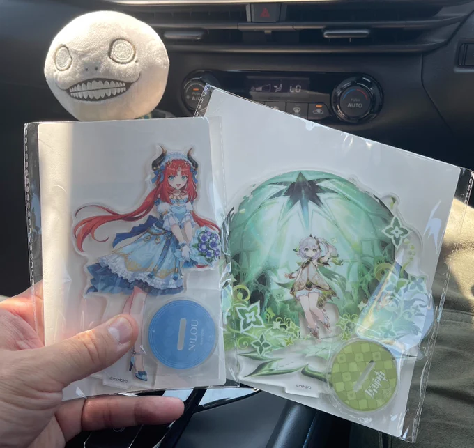 今日の戦利品 ニィロウ&ナヒーダ 暗くしてライトアップしたらめっちゃ綺麗!