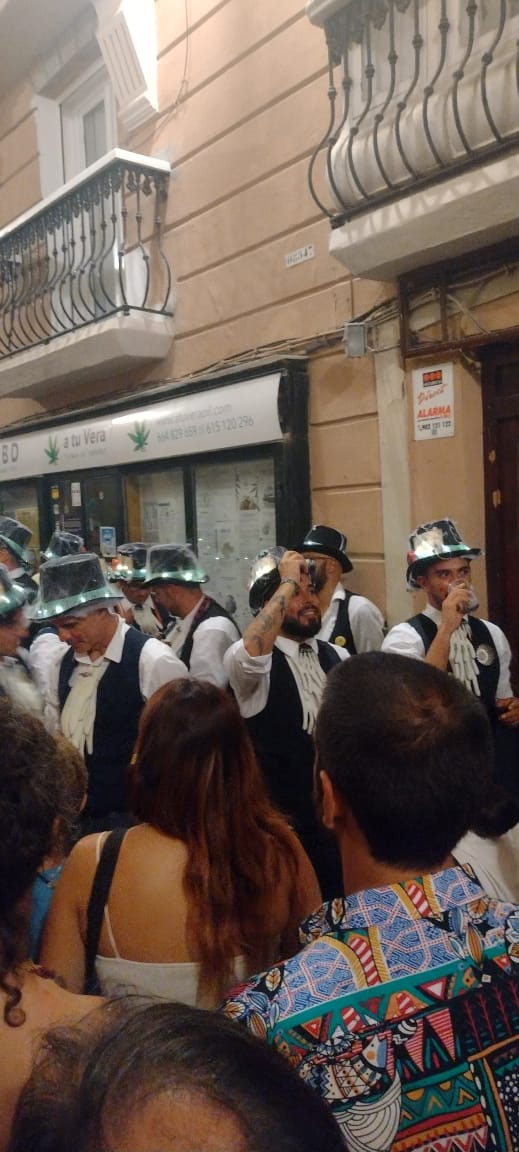 ChiriJuanOsorio's tweet photo. Algunos detallitos que nos llegan de la noche de ayer!! QUE NO SE PIERDA NUNCA EL CARNAVAL DE VERANO!!! 
.
.
#laúltimaynosvamos #carnavaldecadiz #carnavaldeverano #chirigota #carnavalcallejero https://t.co/UccmN2UBEP