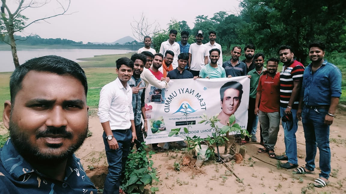 MahabirJharkha2's tweet photo. @SonuSood सर आज आपके जन्मदिन के मौके पर"टीम नई उम्मीद" के सदस्यों के द्वारा 31 पेड़ लगाकर और बच्चों के साथ केक काटकर धूमधाम से मनाएं।
@SonuSood सर आपको जन्मदिन की ढेर सारी शुभकामनाएं । 
ईश्वर आपको सदा स्वस्थ और खुश रखें।
🇮🇳🇮🇳🙏🏿🙏🏿🙏🏿❤️❤️ https://t.co/yNb4kQq3oq