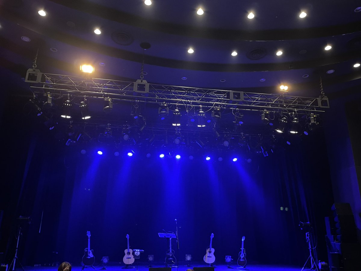 happy814kuri's tweet photo. 哲くんに35年ぶりに会えました。歌っている時の笑顔と黒いアコースティックギターの🎸音色が最高でした😎👍✨✨ギター上手くなったなあ😄☕️

#高野哲
#allsongsislovesong 
#iammad 
#sibuyapleasurepleasure https://t.co/bUSy6vIzDq