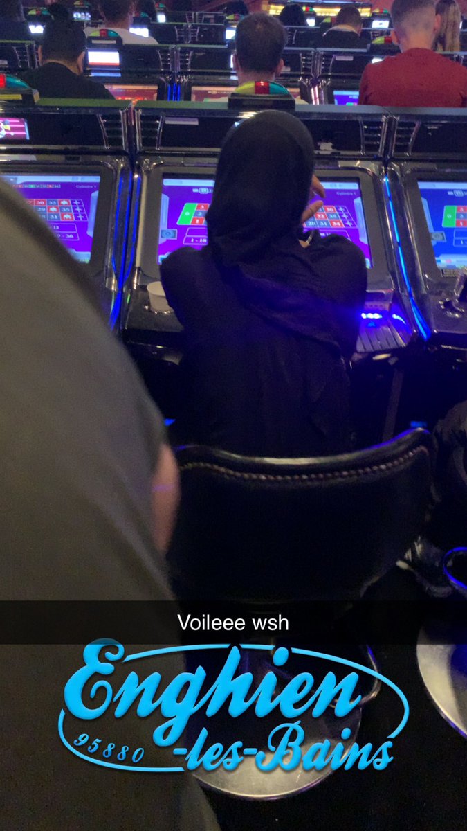 MonkeyDMomo93's tweet photo. Mais nan voilée au casino  😂😂 #Voile #casino https://t.co/38QCh4QmQB