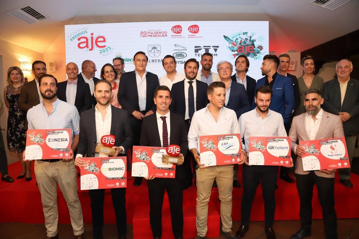JRareval0's tweet photo. Estas 📸 no podían faltar por aquí. Si hace dos años nos hubieran dicho que íbamos a ser finalistas de los premios AJE #Córdoba no me lo hubiera creído. Seguimos 🚀 https://t.co/qb51G0EOHJ