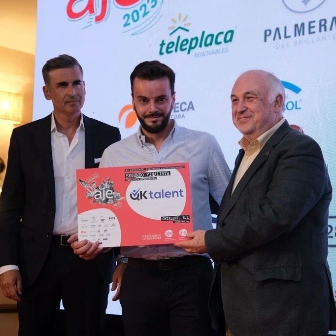 JRareval0's tweet photo. Estas 📸 no podían faltar por aquí. Si hace dos años nos hubieran dicho que íbamos a ser finalistas de los premios AJE #Córdoba no me lo hubiera creído. Seguimos 🚀 https://t.co/qb51G0EOHJ
