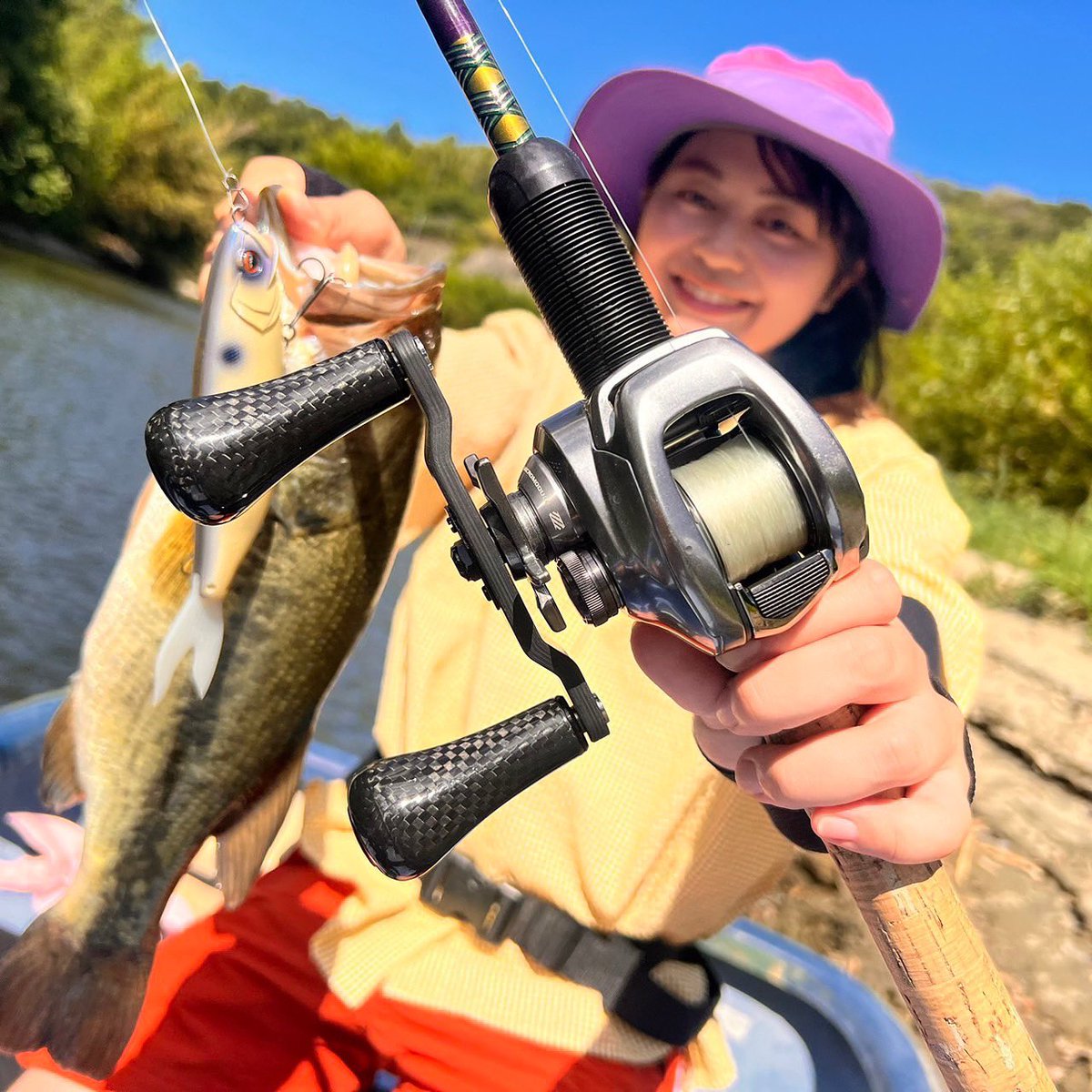 rinanarazaki's tweet photo. 今回の釣りでは@GomexusFishing 製のカーボンハンドルを使用しました🖐️
⁡
とても質感が良く、リーリングでの操作の多い釣りにとても使いやすい♪
⁡
しかもレスポンスの良いノブのお陰で巻き心地も向上し気持ち良く釣りが出来ました✌️
⁡しかも10,000円以下でお財布にも優しい👛

#Gomexus https://t.co/WgxxWIdfC6