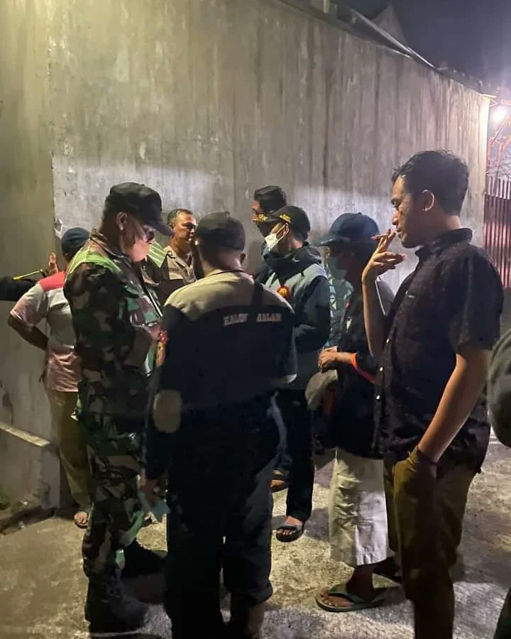 merapi_uncover's tweet photo. [Breaking News] info awal penemuan jenazah lokasi di kalasan Sleman.

orang kos, tbtb ditemukan sudah membusuk &amp; melembung. sedang proses oleh polres. di jogobayan sorogonen rt 01 rw 01 kalasan purwomartani 

Info detail menyusul menunggu olah TKP.

📸: zsen1a https://t.co/MnmdaAYz6g