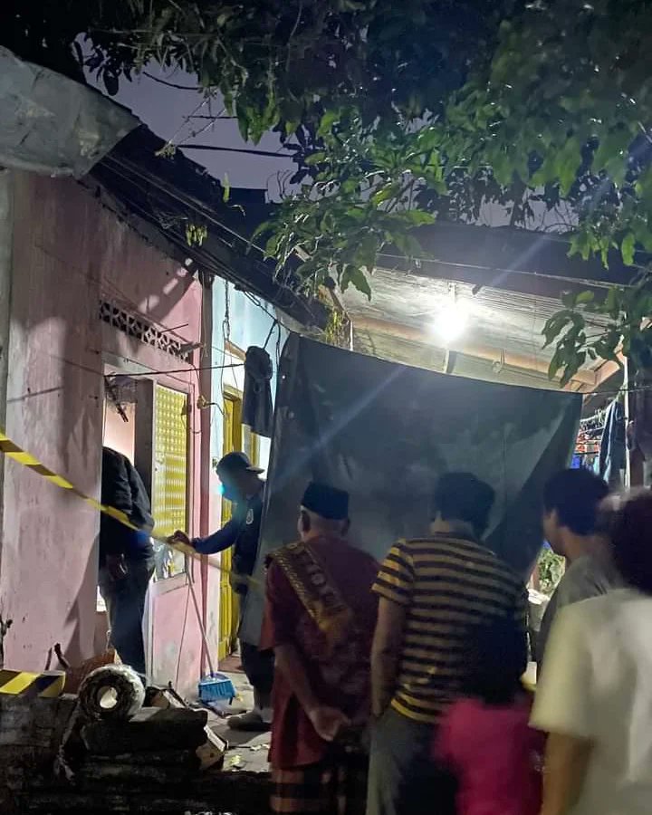 merapi_uncover's tweet photo. [Breaking News] info awal penemuan jenazah lokasi di kalasan Sleman.

orang kos, tbtb ditemukan sudah membusuk &amp; melembung. sedang proses oleh polres. di jogobayan sorogonen rt 01 rw 01 kalasan purwomartani 

Info detail menyusul menunggu olah TKP.

📸: zsen1a https://t.co/MnmdaAYz6g