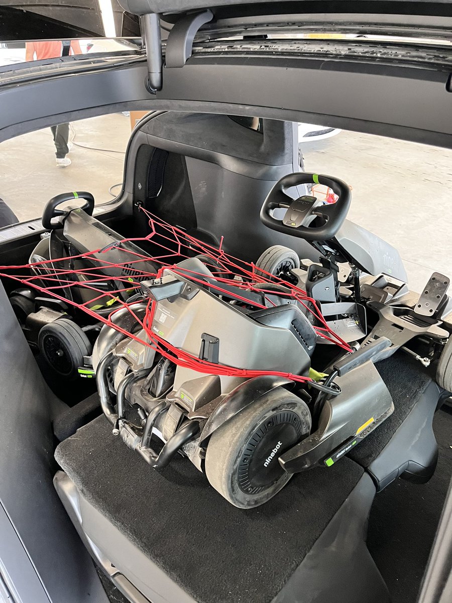 AnttiRantanen's tweet image. Tesla Model X taipuu moneen… testattiin mahtuuko 2kpl Ninebot GoKart PRO:ta kyytiin ja kyllä mahtuu - helposti! @Segway #gokartpro #witt