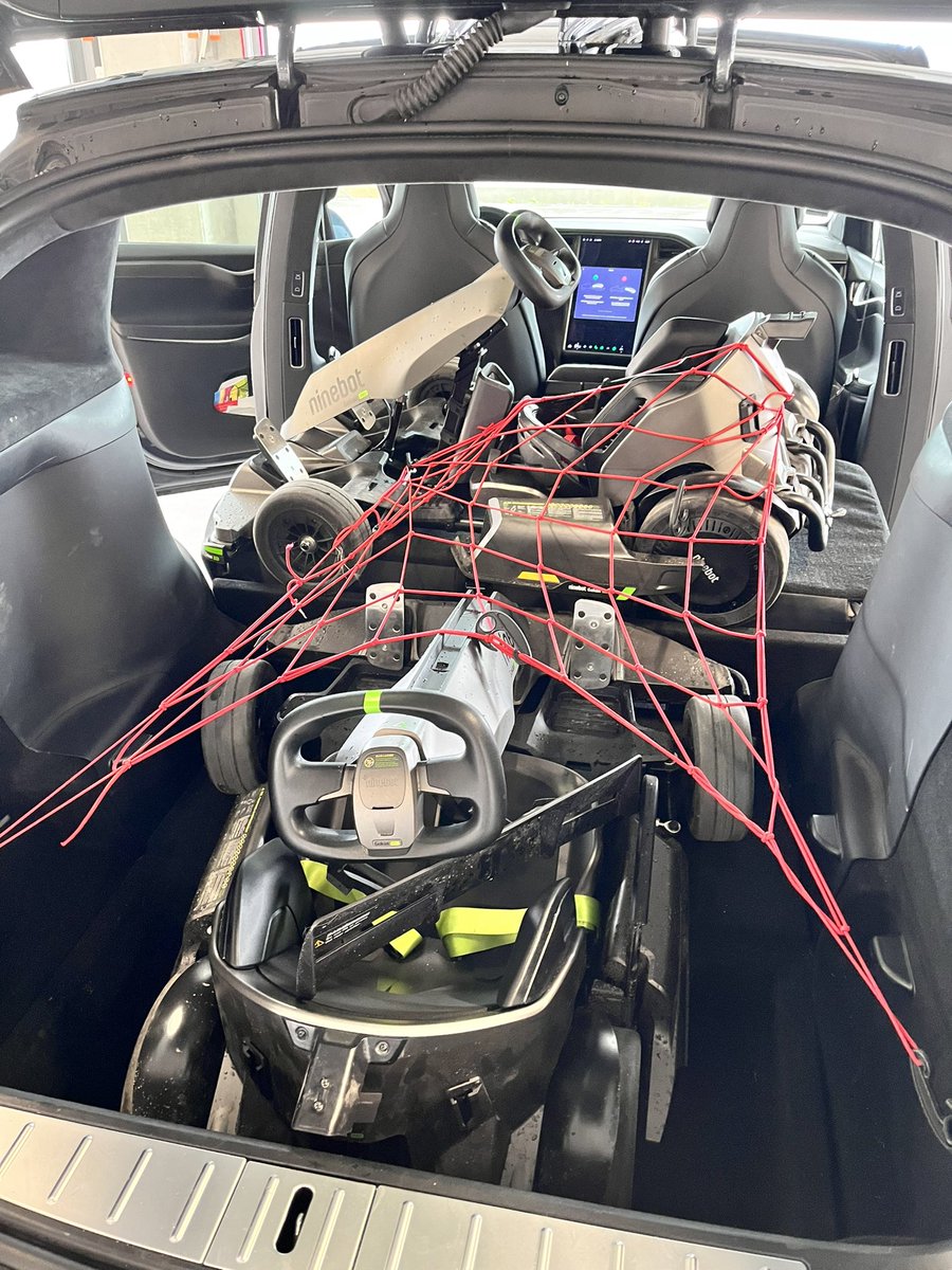 AnttiRantanen's tweet image. Tesla Model X taipuu moneen… testattiin mahtuuko 2kpl Ninebot GoKart PRO:ta kyytiin ja kyllä mahtuu - helposti! @Segway #gokartpro #witt