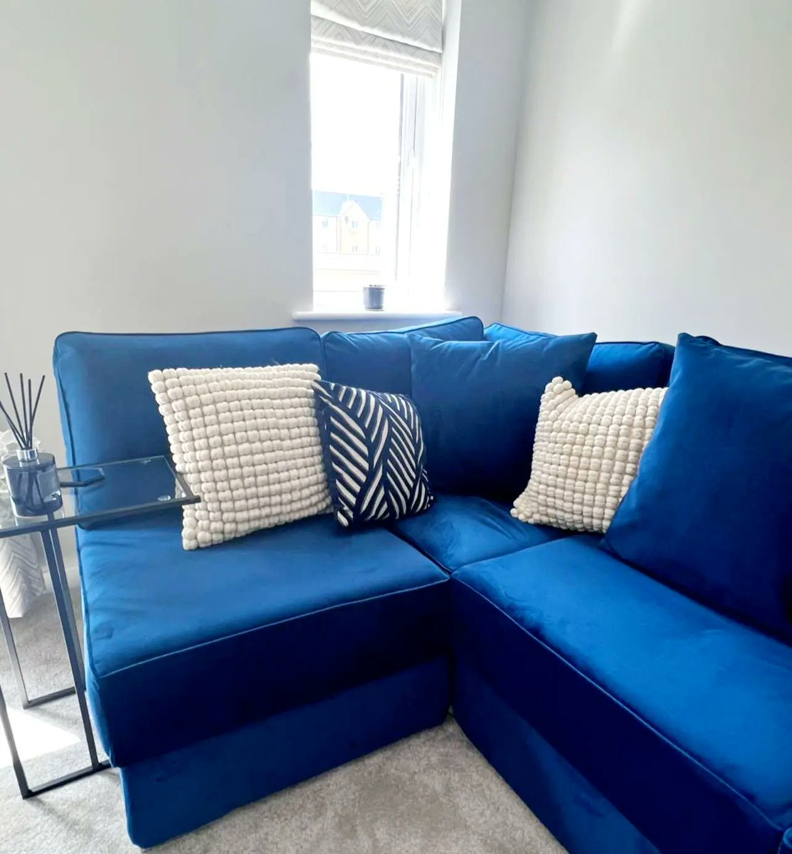 Bright and beautiful 😍. We adore this corner of @persimmongreyfriars design your own sofa in Marine Velvet ❤️ 

#nabrusofas #velvetsofa