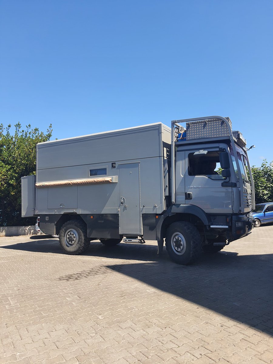 Biraz evvel aracimin arkasına böyle bi sey yanaştı tank sandım. Karavanmis 😳  #tekel