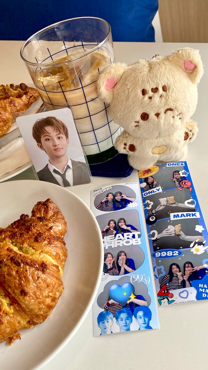 regaldocx's tweet photo. 마크야 미리 생축 .ᐟ.ᐟ
thank you so much for the cafe event and for the pretty frame designs ꒰@99sheartthrob & @Mark_n_friends ꒱ 🩵
+ also thank you buat freebies keychain estetiknya ꒰ @markaseplee ꒱ 🫶🏻
#마크 #MARK
#99EXPLORER #HAPPYMARKDAY
#HEART_FOR_MARK #99SHEARTTHROB https://t.co/tq04XZKk7i