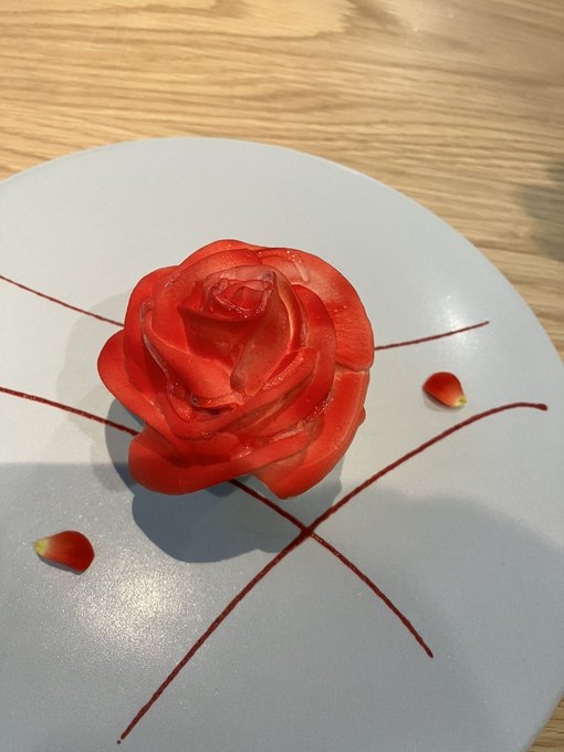 デザートその2薔薇の形のタルト花びらはチーズクリーム、中身は桃 