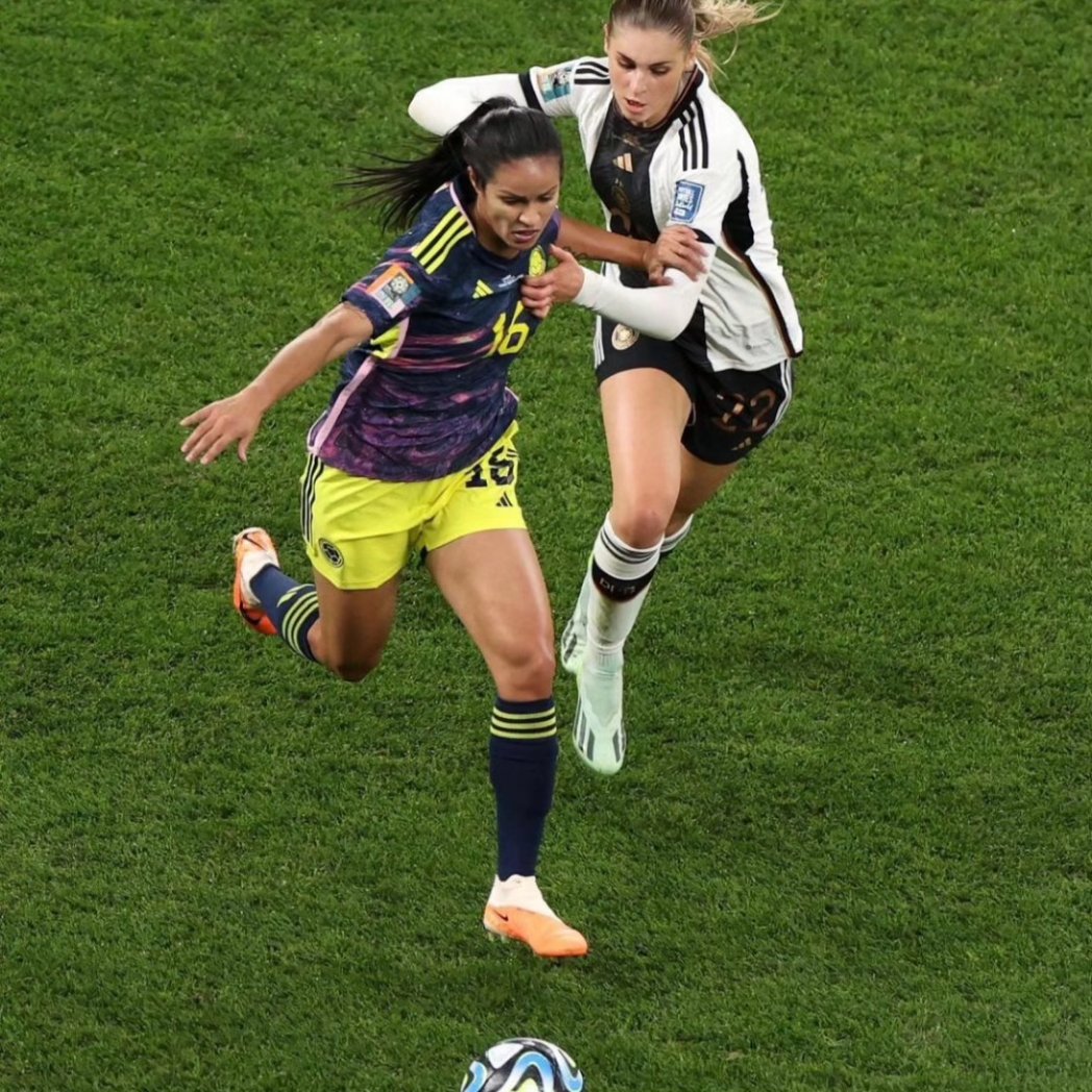 MinDeporteCol's tweet photo. Se nos hincha el corazón de orgullo con su representación! 

Nuestra selección Colombia femenina logró su segunda victoria en la @FIFAWWC, luego de derrotar a Alemania 2 a 1 en Sidney. El deporte femenino del país sigue brillando por el mundo 🇨🇴. 

 📸 @fifaworldcup_es https://t.co/t4MLUs0l5S
