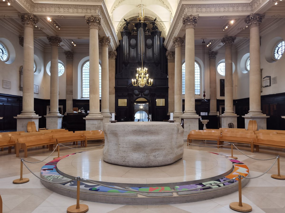 The altar at St Stephen Walbrook by Henry Moore, born #OTD 1898. Part of Peter Palumbo's restoration, and controversial at the time for the way it disrupts the music-in-stone of Wren's exquisitely correct mathematical proportions. 1/2

St Stephen Walbrook: simonknott.co.uk/citychurches/0…