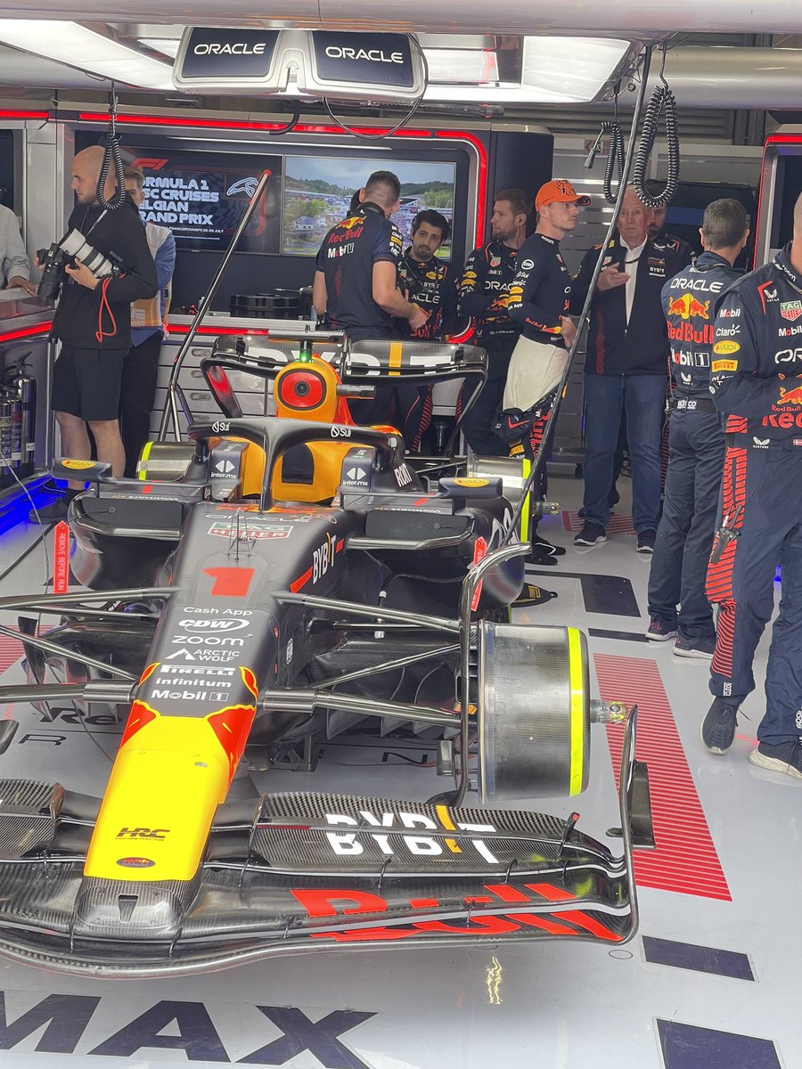 JoostNederpelt's tweet photo. Rust en kalmte in de Red Bull-pitbox. #F1 https://t.co/ZttUGYmRzb
