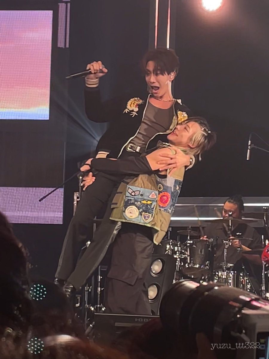 yuzu_ttt322's tweet image. エンディングでPerthくんを持ち上げるLEGOくん💪✨
Perthくんもびっくりしてこの表情😂
 #GMMTVMUSICONDAY2
 #GMMTVMUSICONxTOKYOxPERTH
 #GMMTVMUSICONxTOKYOxLYKN