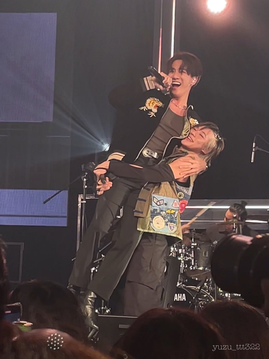 yuzu_ttt322's tweet image. エンディングでPerthくんを持ち上げるLEGOくん💪✨
Perthくんもびっくりしてこの表情😂
 #GMMTVMUSICONDAY2
 #GMMTVMUSICONxTOKYOxPERTH
 #GMMTVMUSICONxTOKYOxLYKN