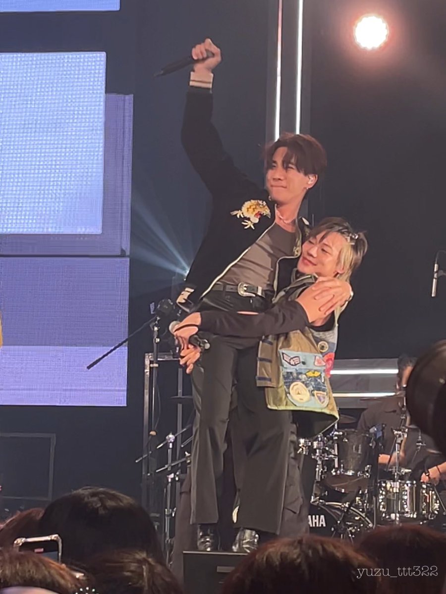 yuzu_ttt322's tweet image. エンディングでPerthくんを持ち上げるLEGOくん💪✨
Perthくんもびっくりしてこの表情😂
 #GMMTVMUSICONDAY2
 #GMMTVMUSICONxTOKYOxPERTH
 #GMMTVMUSICONxTOKYOxLYKN