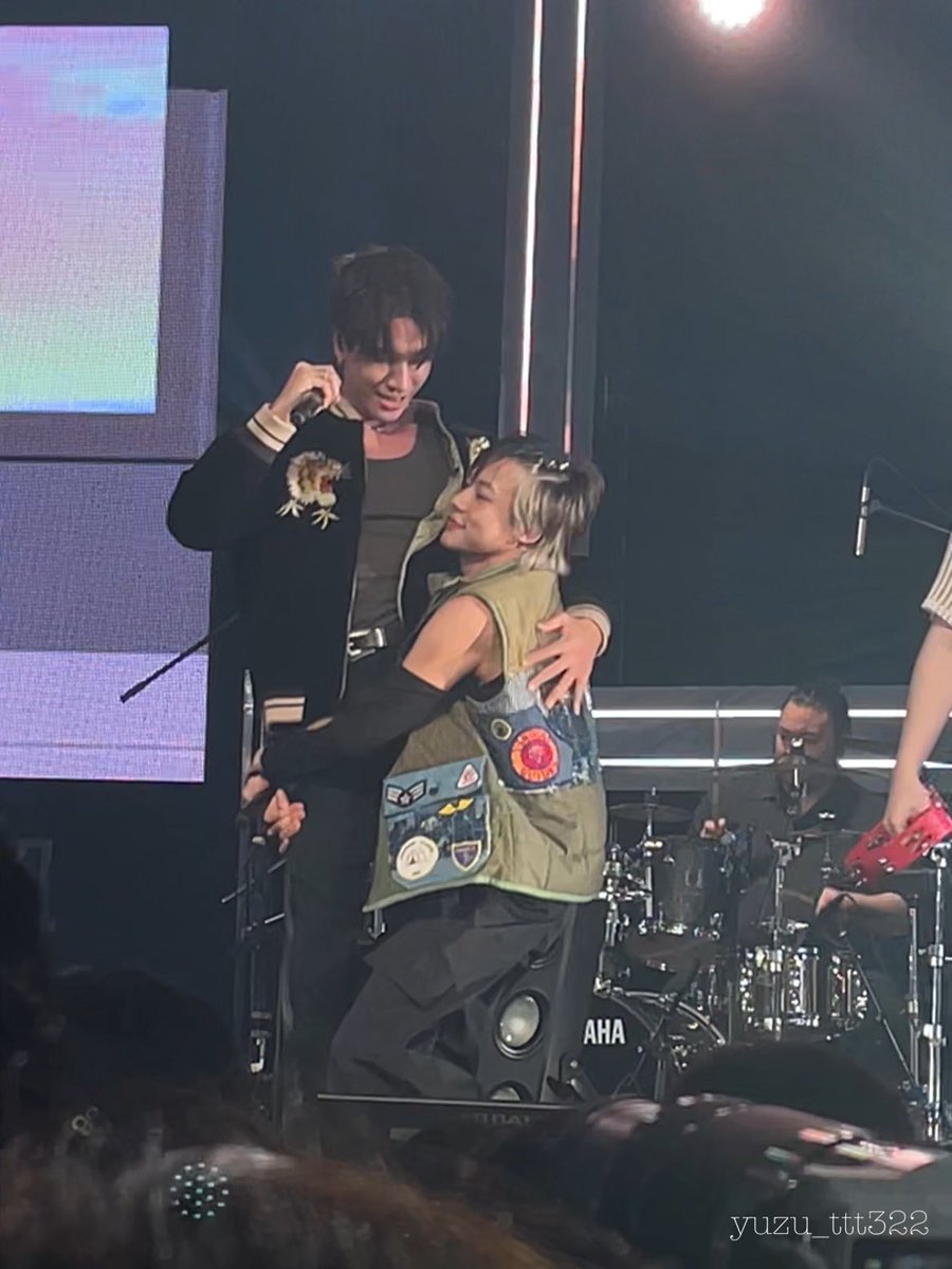 yuzu_ttt322's tweet image. エンディングでPerthくんを持ち上げるLEGOくん💪✨
Perthくんもびっくりしてこの表情😂
 #GMMTVMUSICONDAY2
 #GMMTVMUSICONxTOKYOxPERTH
 #GMMTVMUSICONxTOKYOxLYKN