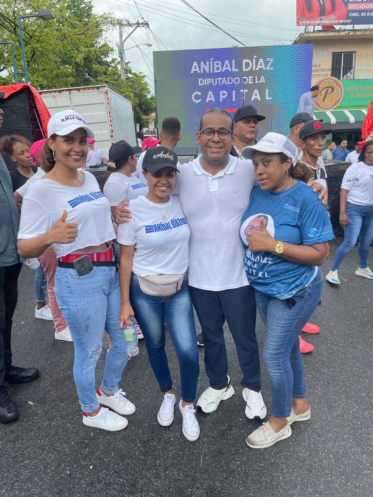 Ayer El Team Capital Anibal Díaz, dijo presente en el sector de los Perajos, con Amor y Orden ganaremos 4 años ➕. <a href="/amadielis/">AMADIELIS</a> <a href="/beato_lisbet/">lisbet guzman beato</a> <a href="/DavidColladoM/">David Collado</a> <a href="/Lic_Joseperez06/">Jose Perez, La Voz🗣</a> <a href="/AnibalDiputado/">Aníbal Díaz</a> <a href="/luisabinader/">Luis Abinader</a> <a href="/sucesosdigitalr/">SucesosDigitalR.D noticias</a> <a href="/Daminserrano3/">Damian Almonte</a> <a href="/sucesosdigitalr/">SucesosDigitalR.D noticias</a> <a href="/PedroRAcosta/">@Pedroracosta</a>.