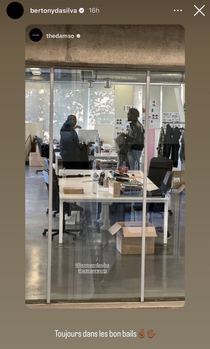 DAMSOWORLD's tweet photo. Hier DAMSO a posté une mystérieuse story ou on le voit avec Bertony Da Silva, créateur et fondateur de la marque de vêtements Arte ! 👀

Nouvelle collaboration avec The Vie ou nouvelle marque ? 🤔 https://t.co/jIq0Bepc0Q