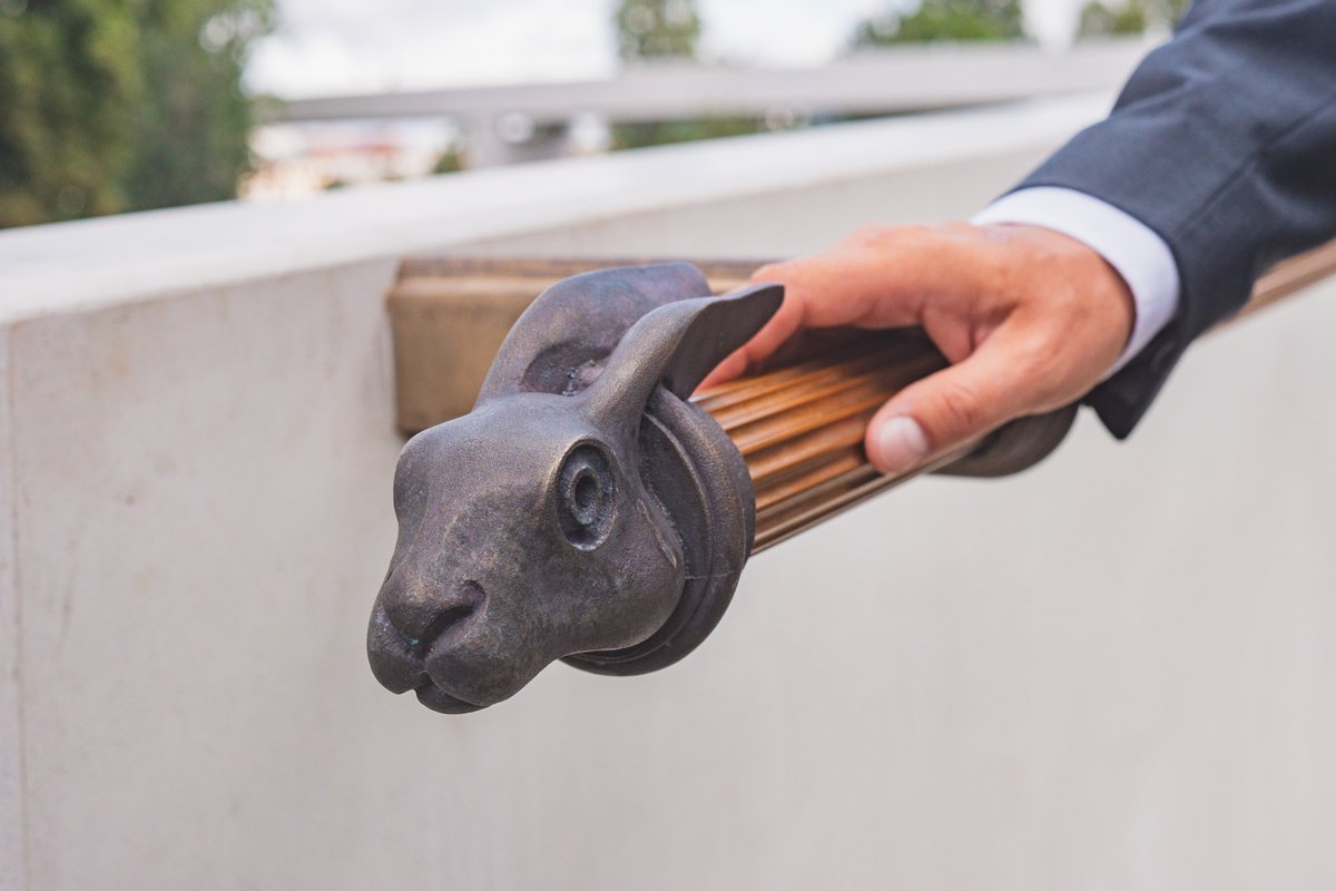 ZdenekHrib's tweet image. Věděli jste, že zakončení bronzového zábradlí Štvanické lávky tvoří sošky zvířecích hlav se zajímavou symbolikou? 🙂 

Na holešovické straně, kde byl býčí trh, je hlava býčka. Na Štvanici, kde se pořádaly štvanice psů na zvěř, je hlava zajíce. A na karlínské straně, kde byla…