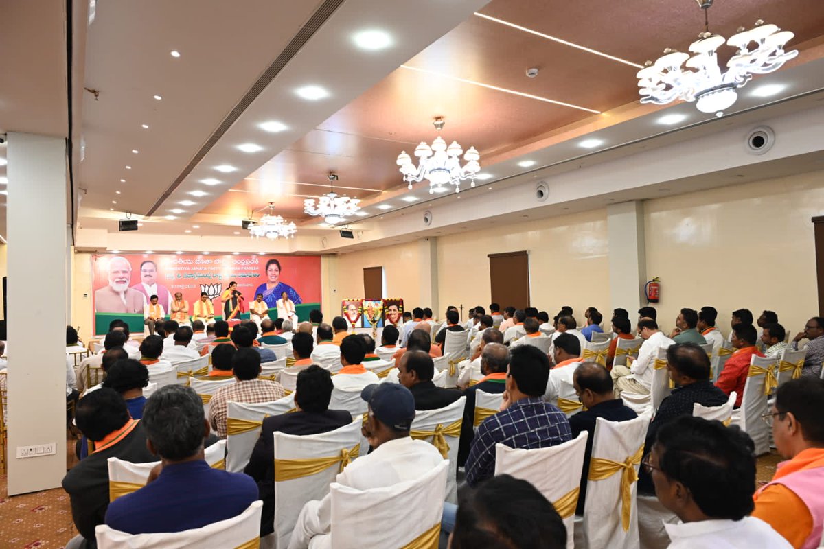 BJPMadhukarAP's tweet photo. నేడు విజయవాడలో జరిగిన రాష్ట్ర స్థాయి సెల్స్ / డిపార్ట్మెంట్స్ సమావేశంలో పాల్గొనడం జరిగింది. https://t.co/IJqwVbjLCd