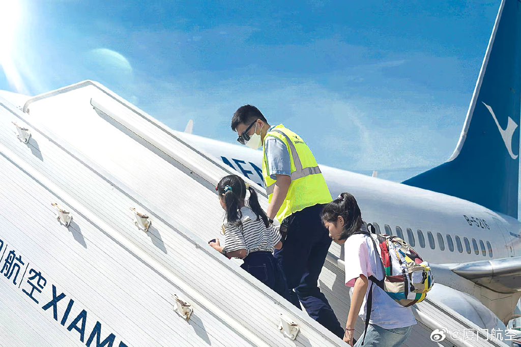 XiamenAirlines's tweet photo. leading the way to unforgettable adventures! Our caring staff guides these excited first-time fliers to their plane, where dreams will take flight.✈️🌟👫🌈 https://t.co/Jj70ueIOlU