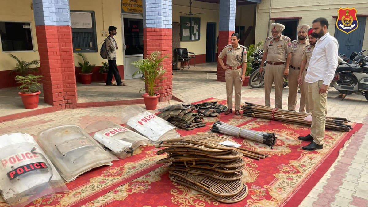 KhannaPolice's tweet photo. GOs and SHOs of Khanna Police checked the Malkhana, arms/ammunition, official equipment and registers of Police Stations falling in jurisdiction of the district to ensure their proper maintenance and working.
#KhannaPolice
#PunjabPoliceInd
#DisciplineAndTraining https://t.co/wW3fvDnJ8G