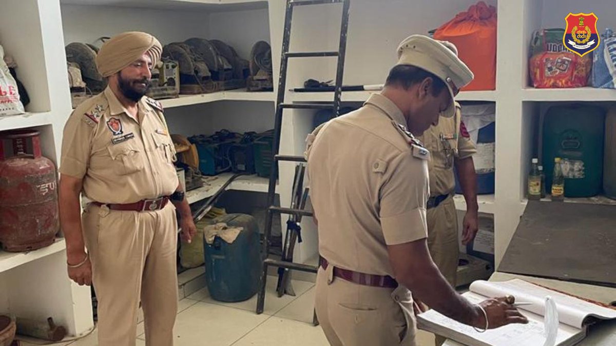 KhannaPolice's tweet photo. GOs and SHOs of Khanna Police checked the Malkhana, arms/ammunition, official equipment and registers of Police Stations falling in jurisdiction of the district to ensure their proper maintenance and working.
#KhannaPolice
#PunjabPoliceInd
#DisciplineAndTraining https://t.co/wW3fvDnJ8G