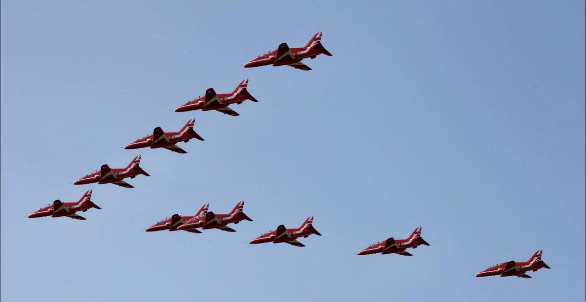 Red Arrows Make Spectacular Arrival at Dublin 
flyinginireland.com/2023/07/red-ar… 
#AvGeek #aviation #FlyingIreland #BrayAirDisplay #SummerinBray #LoveBray #RedArrows