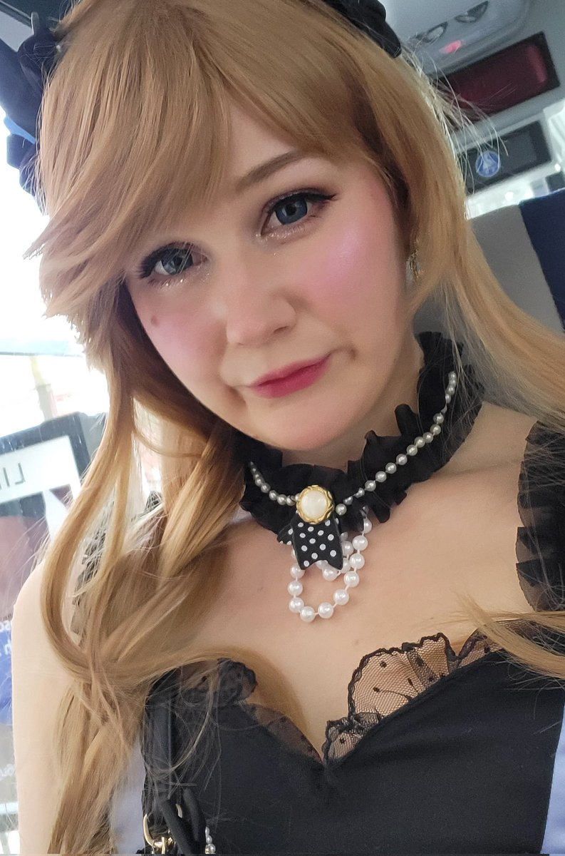 pincyuu's tweet photo. I'm currently on my way home while feeling like a corpse. I had a blast at Närcon, I forgot how tiring it is but oh boy how much I enjoyed my time there! Thanks to everyone I got to spend time with and especially to all the people at idolfes!! ✨️💖 https://t.co/5IsjKcjU14