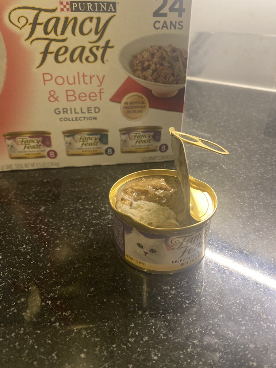 jenlovescatss's tweet photo. @FancyFeast  can you please explain why I opened up a can and there’s clearly mold? Starting to rethink about ever buying from this brand again. Not acceptable. https://t.co/9ghJOnUc0S